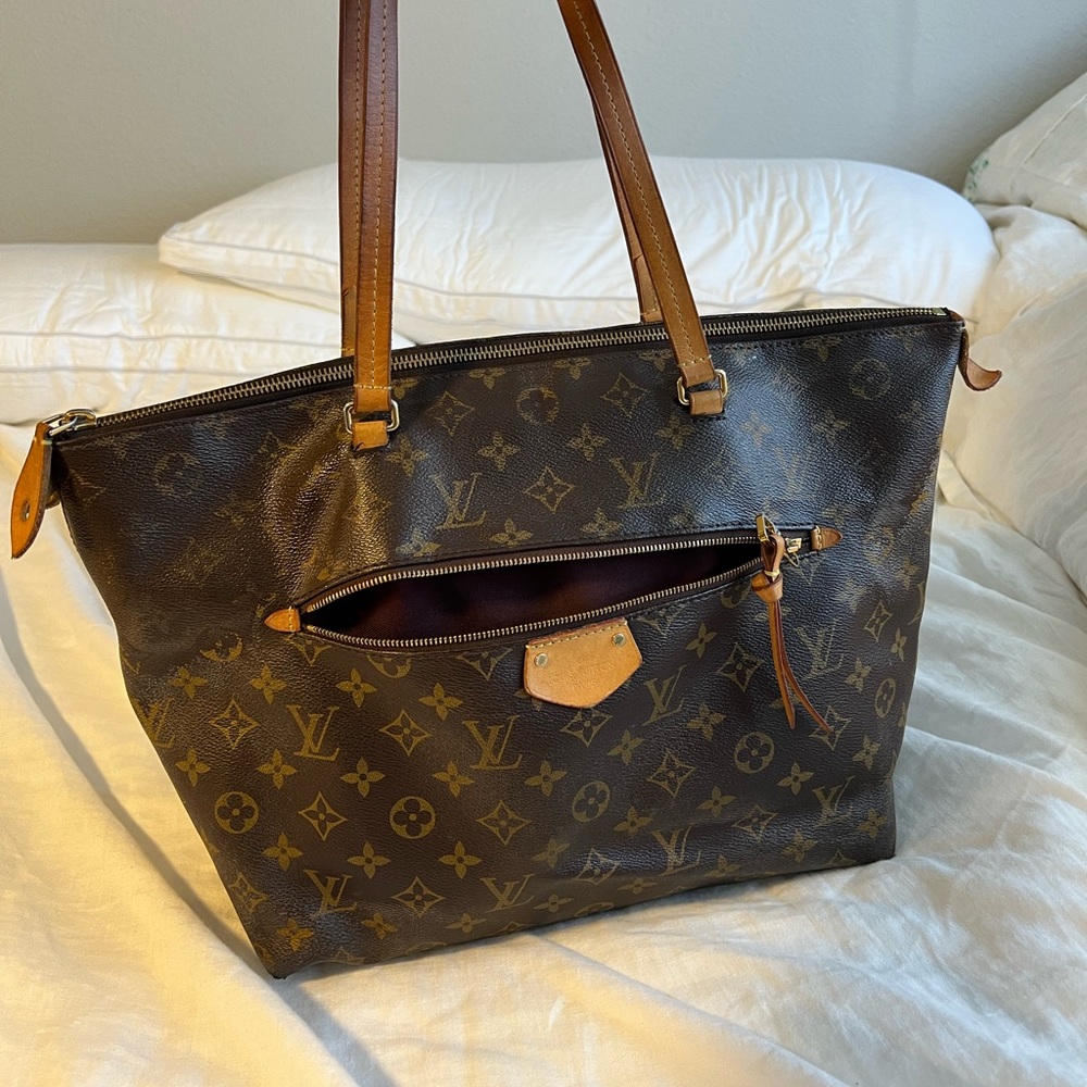 Luis Vuitton Lena Monogram Zipper Purse